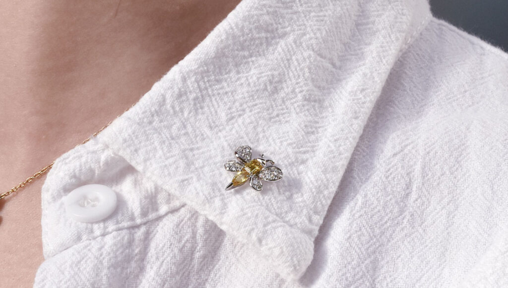 lucy bee broach着用画像