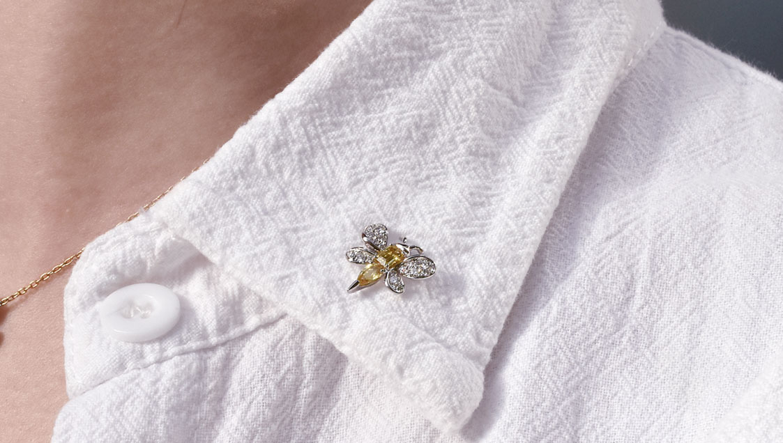 lucy bee broach着用画像